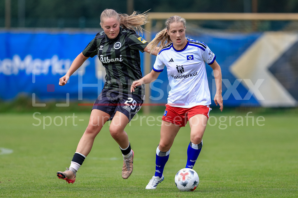 Fussball, Testspiel Frauen, Hamburger SV - Odense BK | Nina Räcke (Hamburger SV, HSV, 39) am Ball, Einzelbild, Ganzkörper, Aktion, Action, Spielszene