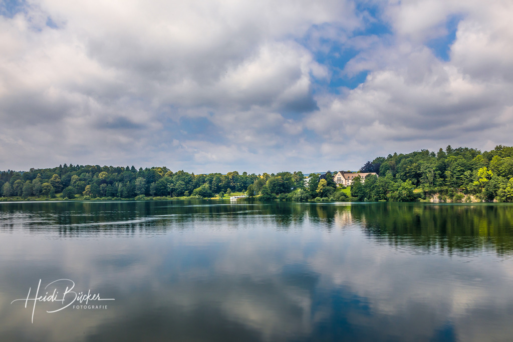 Hennesee bei Meschede | Blick über den Hennesee bei Meschede auf das Hennesee-Hotel - Realisiert mit Pictrs.com