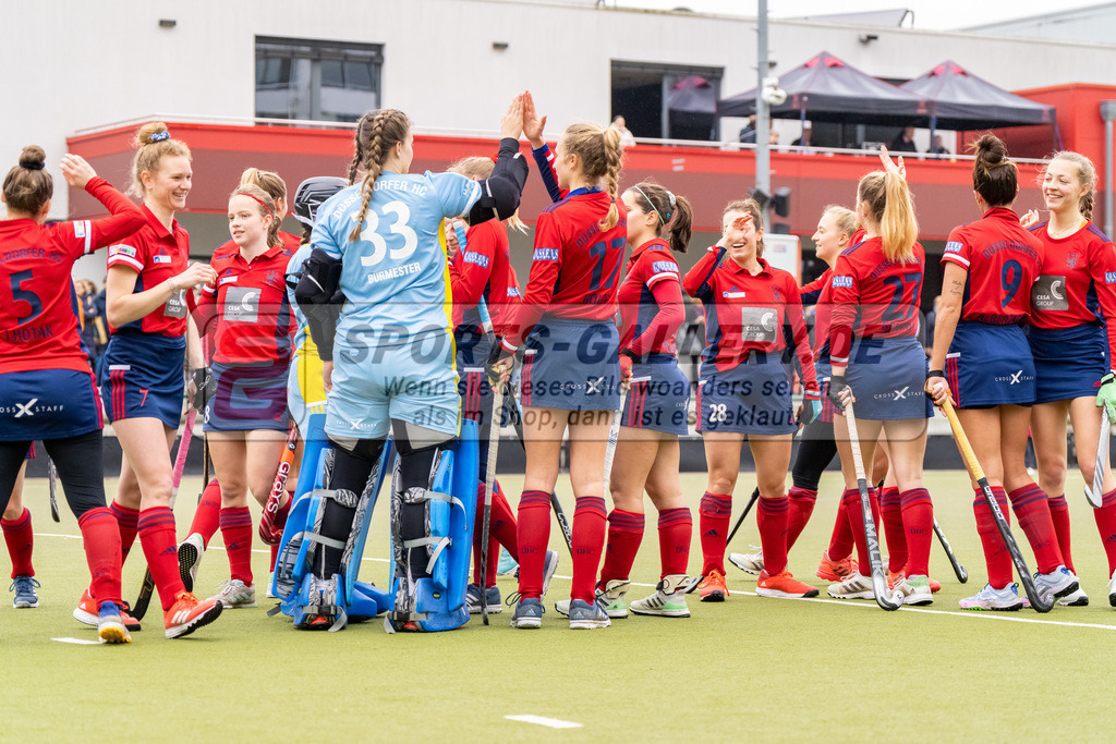 HK_20230401_106576 | 1. Bundesliga Damen Düsseldorfer HC - Harvestehuder THC  am 1.4.2023 DHC Düsseldorf, Düsseldorf , Lisa Nolte ( Düsseldorfer HC #17 ) , Burmester Cleo ( Torfrau Düsseldorfer HC #33 )