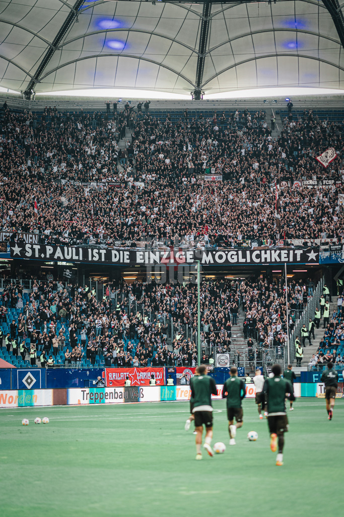 Fußball | Männer | Saison 2023/2024 | 2. Fußball-Bundesliga | 32. Spieltag | Hamburger SV vs. FC St. Pauli  | 03.05.2024 | FC St. Pauli Gästeblock mit dem Transparent: St. Pauli ist die einzige Möglichkeit
