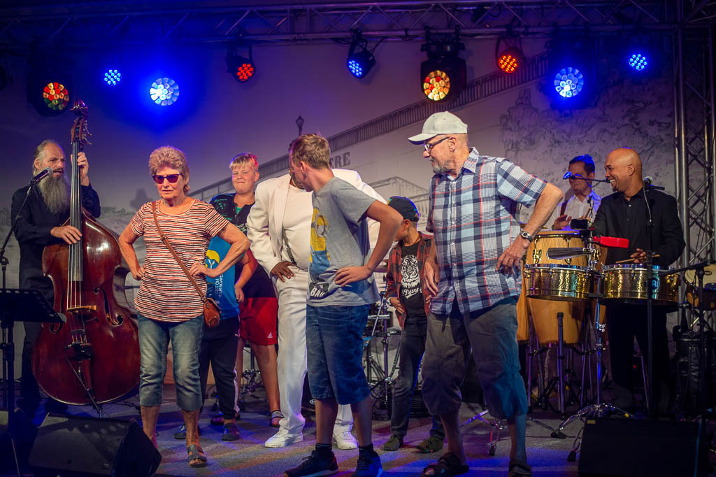 Summ Summ Salsa | Kinderkonzert Summ Summ Salsa mit Klazz Brothers & Cuba Percussion im Forte Belvedere Leisnig zum Festival Hallo Leisnig 2022. - Realisiert mit Pictrs.com