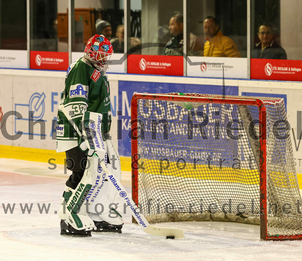 2023-10-20_052_TSV_Erding_gegen_EHC_Klostersee | Erding, Deutschland, 20.10.2023:.Eishockey, Bayernliga Vorrunde 2023 / 2024, 2. Spieltag, TSV Erding gegen EHC Klostersee, Endergebnis: ..Torwart Dimitri Pätzold (Erding Gladiators, #32)..Foto: Christian Riedel / fotografie-riedel.net