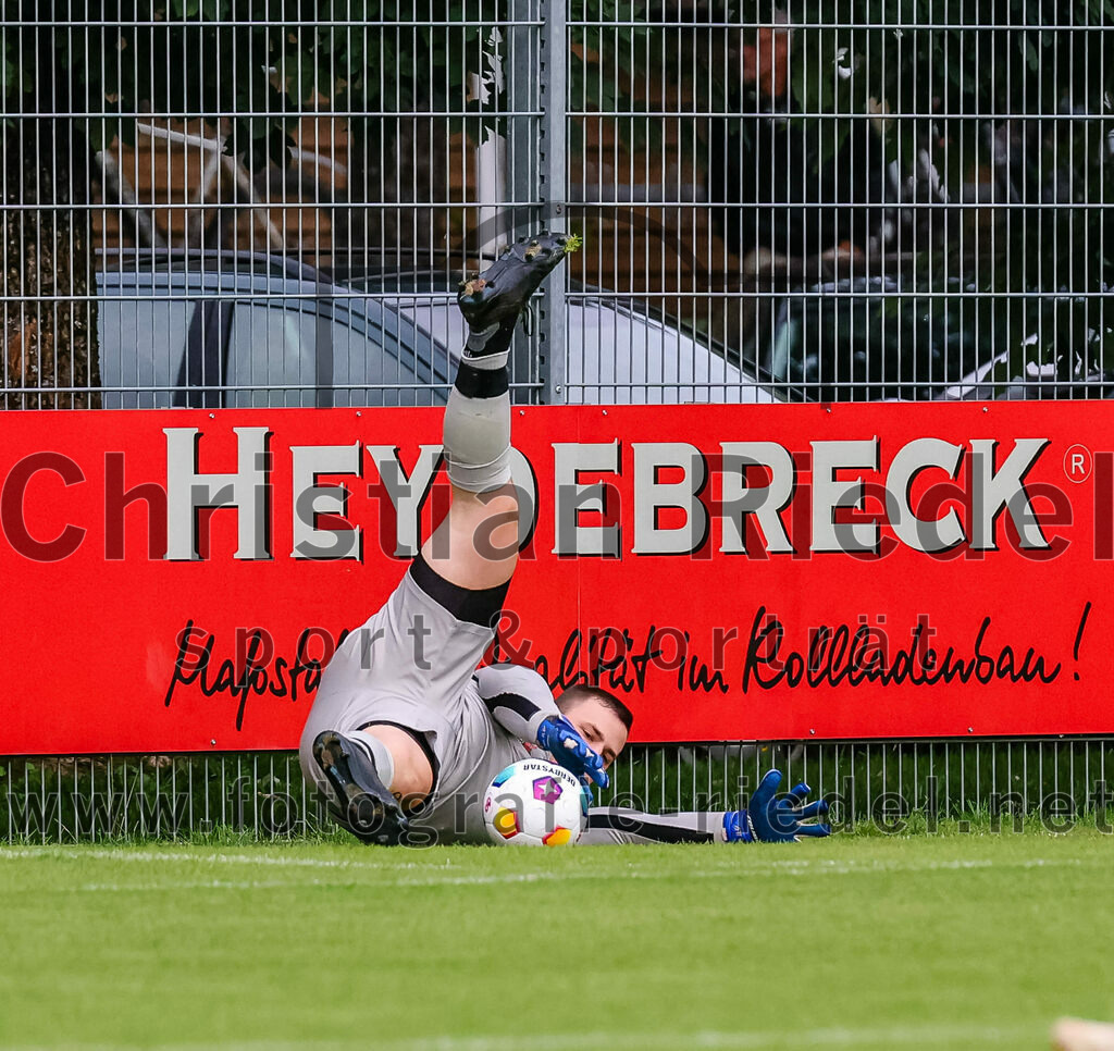 2023-08-04_062_FC_Forstern_gegen_FC_Langengeisling_II | Forstern, Deutschland, 04.08.2023:
Fußball, Kreisklasse 2023 / 2024, 1. Spieltag, FC Forstern gegen FC Langengeisling II, Endergebnis: 2:1

Torwart Kilian Schaufler (FC Forstern, #22)

Foto: Christian Riedel / fotografie-riedel.net