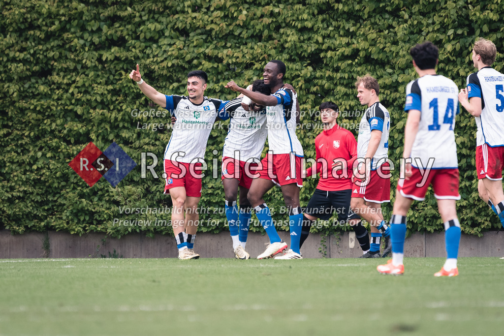 RS-1-045950 | Jubelnde Hamburger nach dem 3:0. Im Bild mittig: Milad Nejad Haji Lor (#16, HSV II, 1:0 Torschütze), Ware Pakia (#9, HSV II, 3:0 Torschütze), Dennis Duah (#3, HSV II, Teamkapitän)