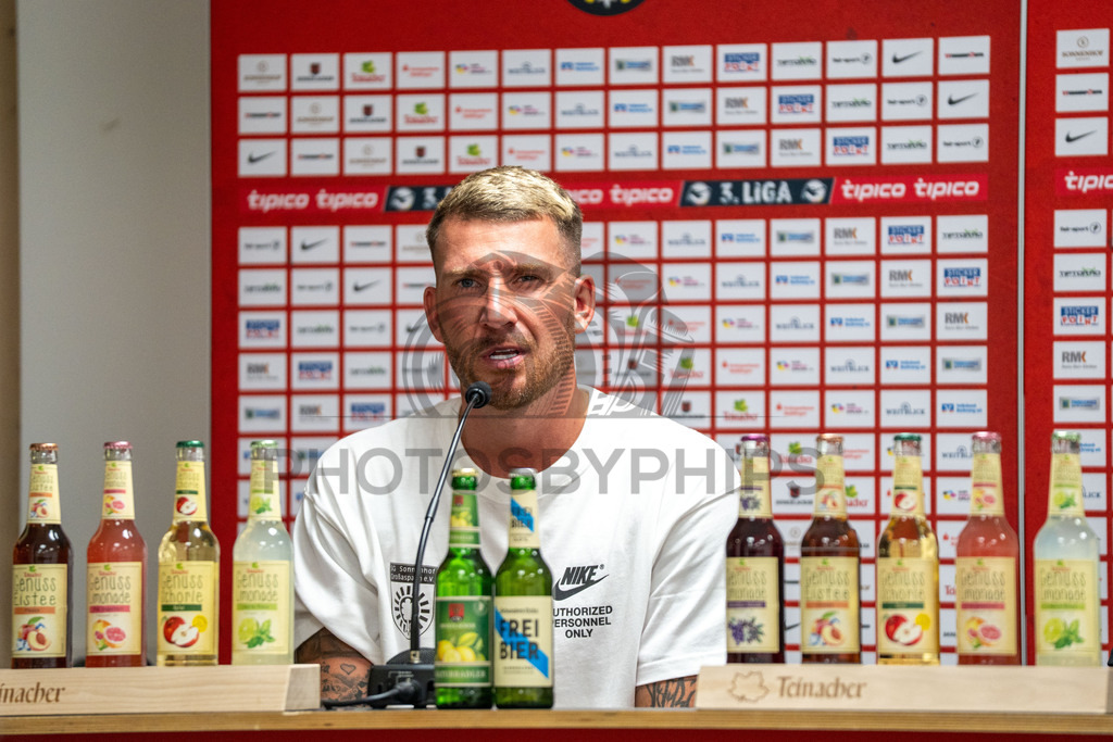 SG Sonnenhof Großaspach vs. Fortuna Köln, Fussball, 3. Liga, 1. Spieltag, 08.08.2026 | Pascal Reinhardt (Trainer SG Sonnenhof Großaspach) bei der Pressekonferenz,SG Sonnenhof Großaspach vs. Fortuna Köln, Fussball, 3. Liga, 1. Spieltag, 08.08.2026,DFB regulations prohibit any use of photographs as image sequences and/or quasi-video