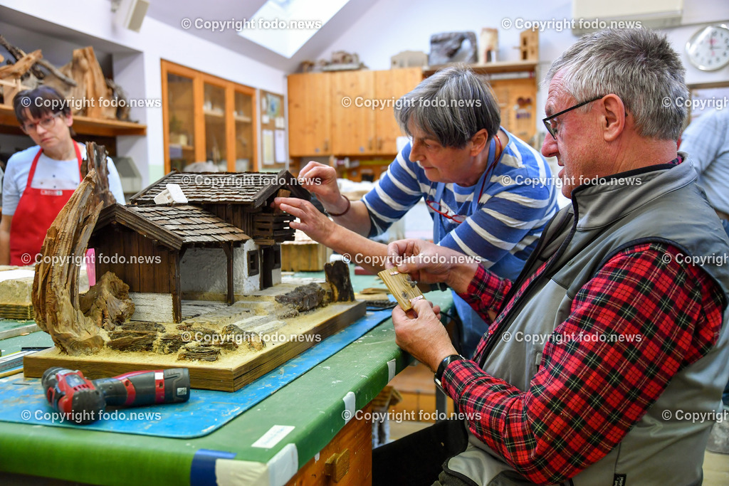 Krippenbauschule Geboltskirchen_ 15.11.2022-5 | 15.11.2022, Geboltskirchen, AUT, Krippenbauschule, im Bild Franz und Veronika Steinhofer (waren in einer Ausstellung, beschlossen in Pension eine Krippe basteln, 2022 schon die zweite Krippe)
