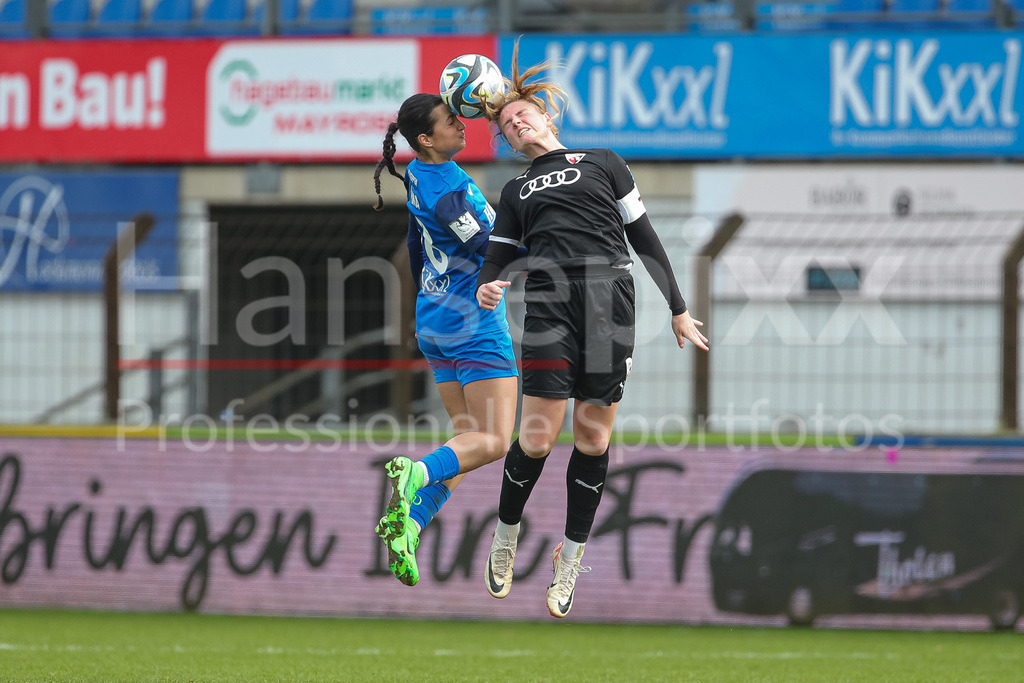 Fussball, 2. Frauen-Bundesliga, SV Meppen - FC Ingolstadt 04 | v.li.: Selma Licina (SV Meppen, 18) und Lisa Ebert (FC Ingolstadt 04, 10) im Kopfballduell, Kopfball, Zweikampf, Action, Aktion, Spielszene, DIE DFB-RICHTLINIEN UNTERSAGEN JEGLICHE NUTZUNG VON FOTOS ALS SEQUENZBILDER UND/ODER VIDEOÄHNLICHE FOTOSTRECKEN. DFB REGULATIONS PROHIBIT ANY USE OF PHOTOGRAPHS AS IMAGE SEQUENCES AND/OR QUASI-VIDEO.