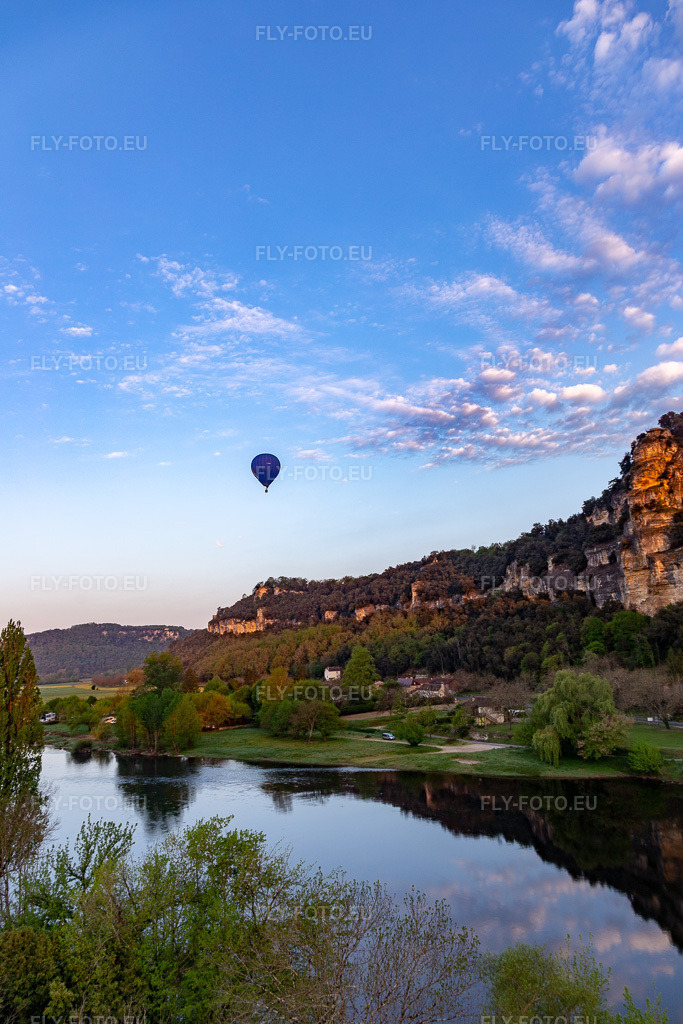 Vue aérienne: Jardins des Marqueyssac à Vézac dans le département Dordogne, France. Photo: IMG_113668.jpg prise le 20/04/2019 par Werner Riehm/FLY-FOTO.eu – Résolution de l'original: 3648 x 5472 px