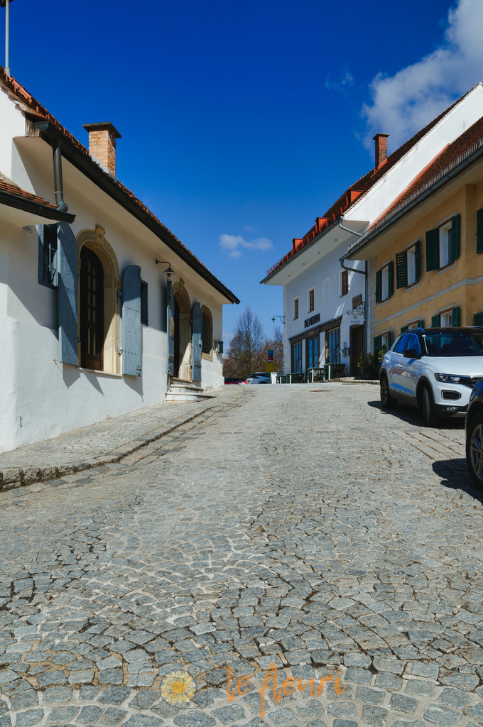 Straden Downtown | Dies ist der Shop von Florian Blum - le fleuri. Langenthal, Bern, Schweiz. Sie können hier meine oder ihre eigenen Fotos als Fotoprodukte kaufen. Tassen, Schlüsselanhänger, Taschen etc. können Sie hier gestalten.  - Realisiert mit Pictrs.com
