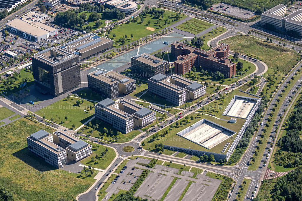 4050357 | ESSEN 25.08.2021 Kruppgürtel - Areal der Unternehmenszentrale der " thyssenkrupp AG " an der ThyssenKrupp Allee mit Hallen, Firmengebäuden und Produktionsstätten in Essen im Ruhrgebiet im Bundesland Nordrhein-Westfalen, Deutschland. Weiterführende Informationen bei: DBS Ingenieure GmbH,  JSWD Architekten GmbH & Co. KG,  thyssenkrupp Aerospace Global Headquarters,  thyssenkrupp Steel Europe AG. // Company premises of and headquarters of "thyssenkrupp AG" in Essen in the federal state of North Rhine-Westphalia, Germany. Further information at: DBS Ingenieure GmbH,  JSWD Architekten GmbH & Co. KG,  thyssenkrupp Aerospace Global Headquarters,  thyssenkrupp Steel Europe AG. Foto: Gerhard Launer