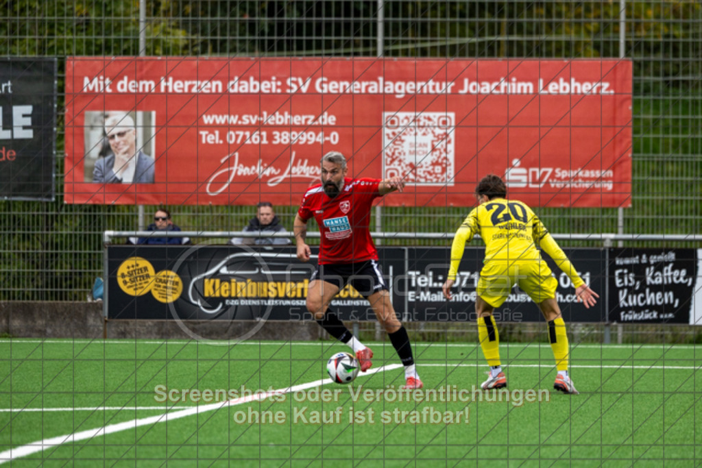 20251012_164305_0052 | Manuel Tamas (SV Ebersbach #10) Tom Weihler (1.FC Heiningen #20)1.FC Heiningen (gelb) vs. SV Ebersbach (rot), Fußball, Bezirksliga - Bezirk Neckar/Fils, 08. Spieltag, Saison 2025/2026, Kunstrasenplatz, Sportzentrum Heiningen, Krautgarten 1,73092 Heiningen, 12.10.2025 - 15:30 Uhr,Foto: PhotoPeet-Sportfotografie/Peter Harich