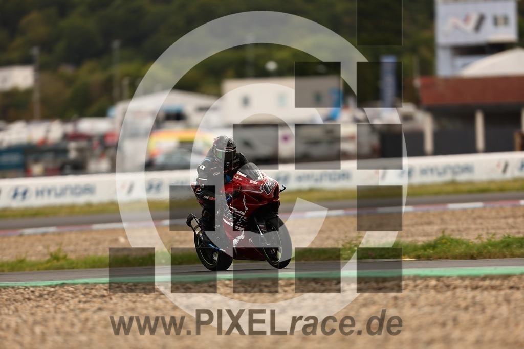 0641-20250822_01715 | Schöne Erinnerungen an spannende Momente - das festzuhalten ist unser Job. PIXELrace.de ist seit 2003 auf den Rennstrecken Europas unterwegs um die Action draußen beim Fahren und die wunderbare Stimmung imm Fahrerlager für euch einzufangen.