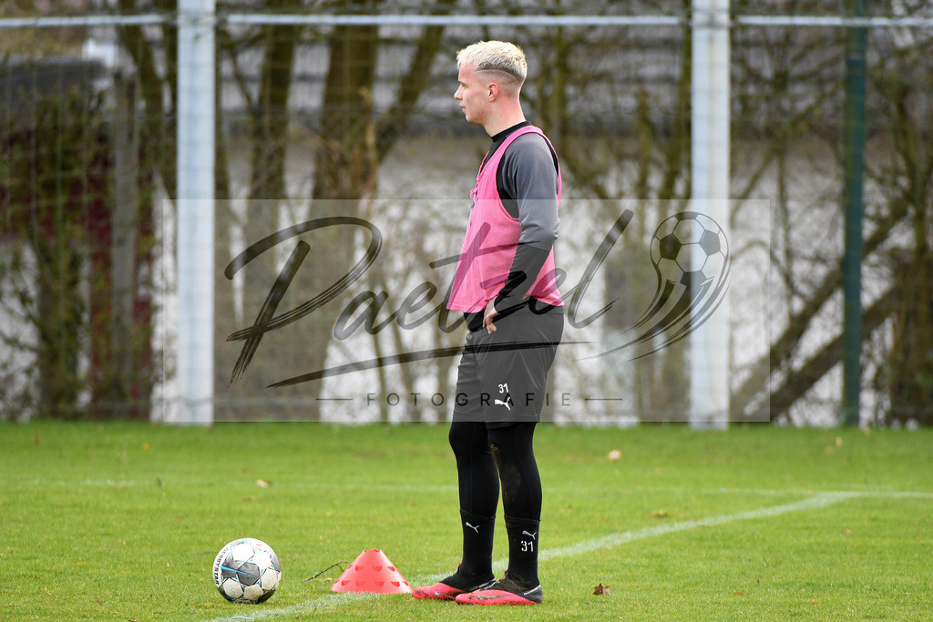 20200229_TRAOSN_0071 | Fussball, Herren: Niklas Schmidt (VfL Osnabrueck) schaut waehrend der Trainingseinheit des VfL Osnabrueck im Sportpark Illoshoehe am 29.02.2020 in Osnabrueck, Deutschland. - Realisiert mit Pictrs.com