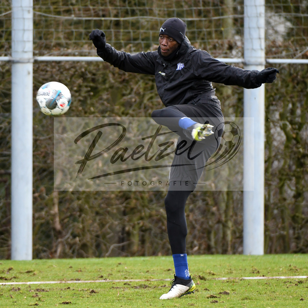20200221_TRAOSN_0021 | Fussball, Herren: Assan Ceesay (VfL Osnabrueck) in Aktion, am Ball, Einzelaktion waehrend der Trainingseinheit des VfL Osnabrueck im Sportpark Illoshoehe am 21.02.2020 in Osnabrueck, Deutschland. - Realisiert mit Pictrs.com