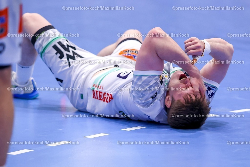 Gum30042601078 | 30.04.2026, Handball, 1. HBL, VfL Gummersbach - Frisch Auf! Göppingen, Saison 2025 / 2026 Herren, Schwalbe-Arena: Oskar Neudeck (Frisch Auf Göppingen #02) liegt nach einem Schlag ins Gesicht mit Schmerzen auf dem Spielfeld 