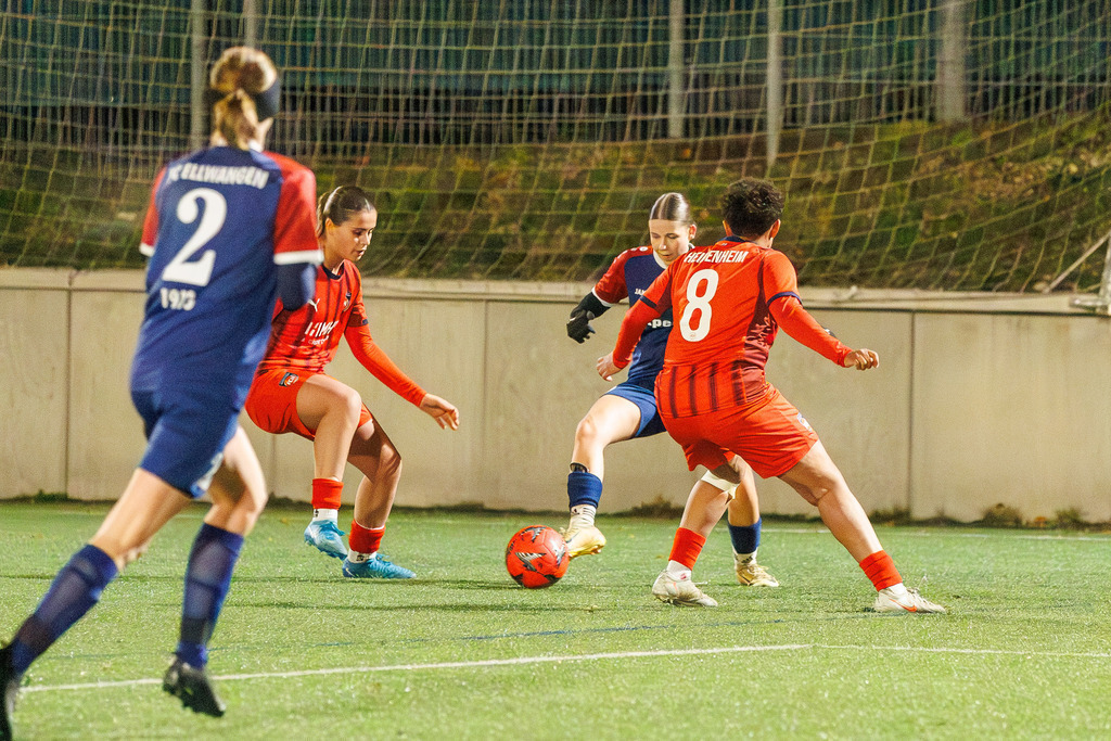 FCHFCE_251121_1544 | 1.FC Heidenheim 1846 II vs. FC Ellwangen II, Fußball, Frauen, Bezirksliga, 2025/2026, 10. Spieltag, 22.11.2025 in Heidenheim, Kunstrasen b. Voith-Arena West, Flutlichtspiel(Foto: Michael Bulling) - Realisiert mit Pictrs.com