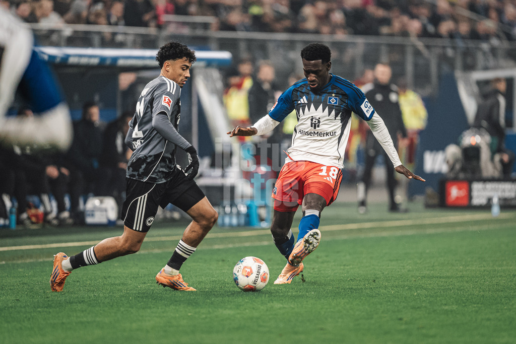 Fußball | Männer | Saison 2025/2026 | 1. Fußball-Bundesliga | 15. Spieltag | Hamburger SV vs. Eintracht Frankfurt | 20.12.2025 | v.l. Nathaniel Brown (#21, Eintracht Frankfurt) gegen Bakery Jatta (#18, HSV)
