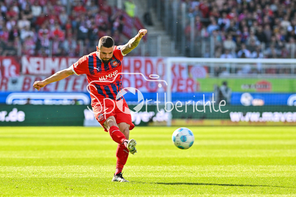 1. FC Heidenheim - FC Bayern München | schlaegt einen Freistoss - Marnon BUSCH (Heidenheim 2) / Bundesliga: 1. FC Heidenheim - FC Bayern Muenchen, Voith Arena am 19.04.2025