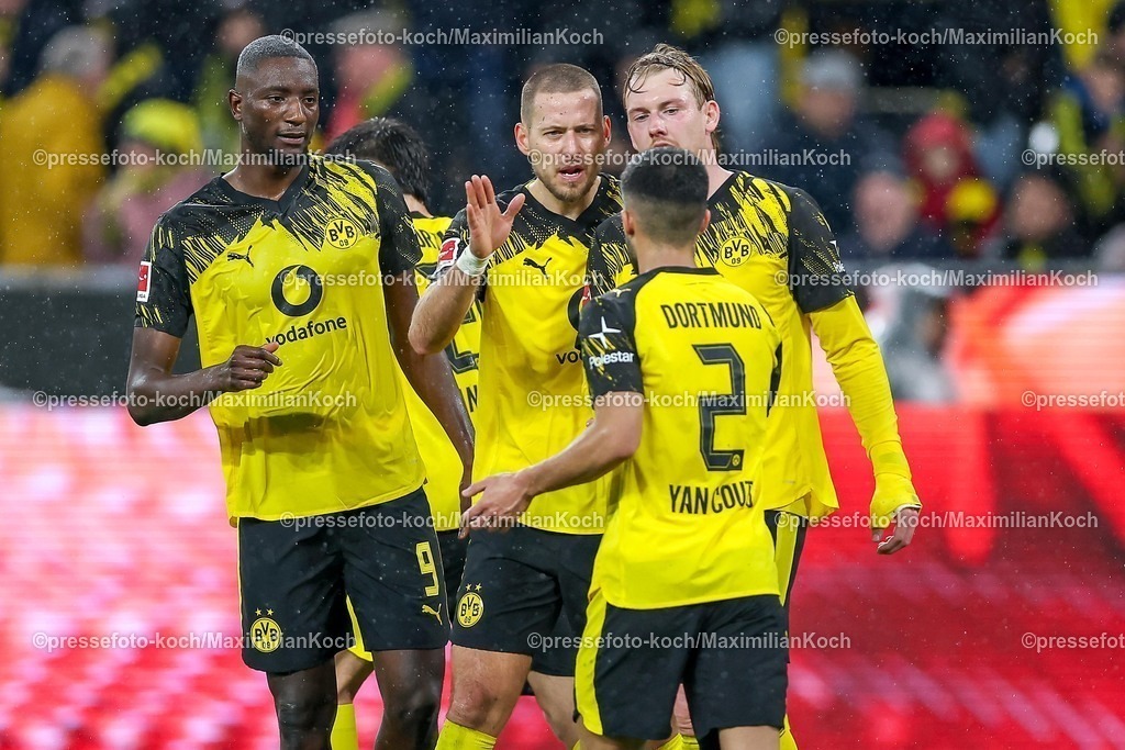 BVB07122501045 | 07.12.2025, Fußball, Borussia Dortmund - TSG 1899 Hoffenheimt, 1. Fußball Bundesliga, 13. Spieltag, Signal Iduna Park, Saison 2025 2026: Torjubel nach dem Tor zum 1:0 durch Torschütze Julian Brandt&nbsp;(BVB #10) nach Vorlage von Yan Couto&nbsp;(BVB #02)  zusammen mit Serhou Guirassy&nbsp;(BVB #09) Waldemar Anton&nbsp;(BVB #03)   DFB regulations prohibit any use of photographs as image sequences and or quasi-video.