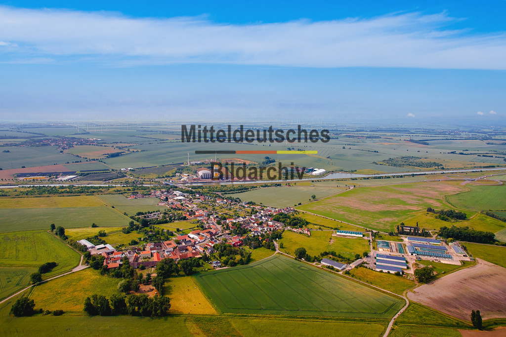 Vahldorf-Börde-Luftbild-Sachsen-Anhalt_3656 | Die Luftaufnahme zeigt Vahldorf aus der Vogelperspektive. Der Ort präsentiert sich mit seiner gewachsenen Bebauung und den weiten Feldern der Magdeburger Börde. Die Aufnahme vermittelt einen authentischen Eindruck des ländlich geprägten Ortsteils der Gemeinde Niedere Börde. - Realisiert mit Pictrs.com
