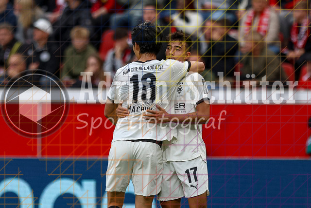 Bayer 04 Leverkusen vs Borussia Mönchengladbach - Bundesliga  | Leverkusen, Deutschland, 21.09.25:   Jens Castrop (Borussia Mönchengladbach) jubelt nach dem Abseitstorwaehrend des Spiels der Bundesliga zwischen  Bayer 04 Leverkusen vs Borussia Mönchengladbach in der BayArena(Foto von Brauer-Fotoagentur / Adrian Schlueter)