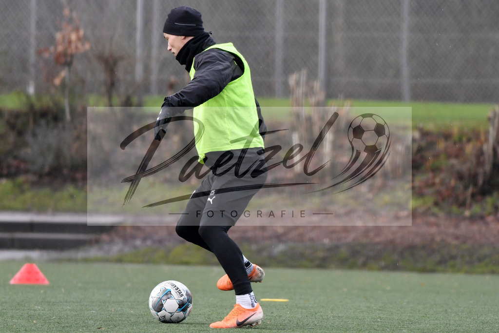 20200203_TRAOSN_0016 | Fußball, Herren: Sven Koehler (VfL Osnabrueck) in Aktion, am Ball, Einzelaktion waehrend der Trainingseinheit des VfL Osnabrueck im Sportpark Illoshoehe am 03.02.2020 in Osnabrueck, Deutschland. - Realisiert mit Pictrs.com
