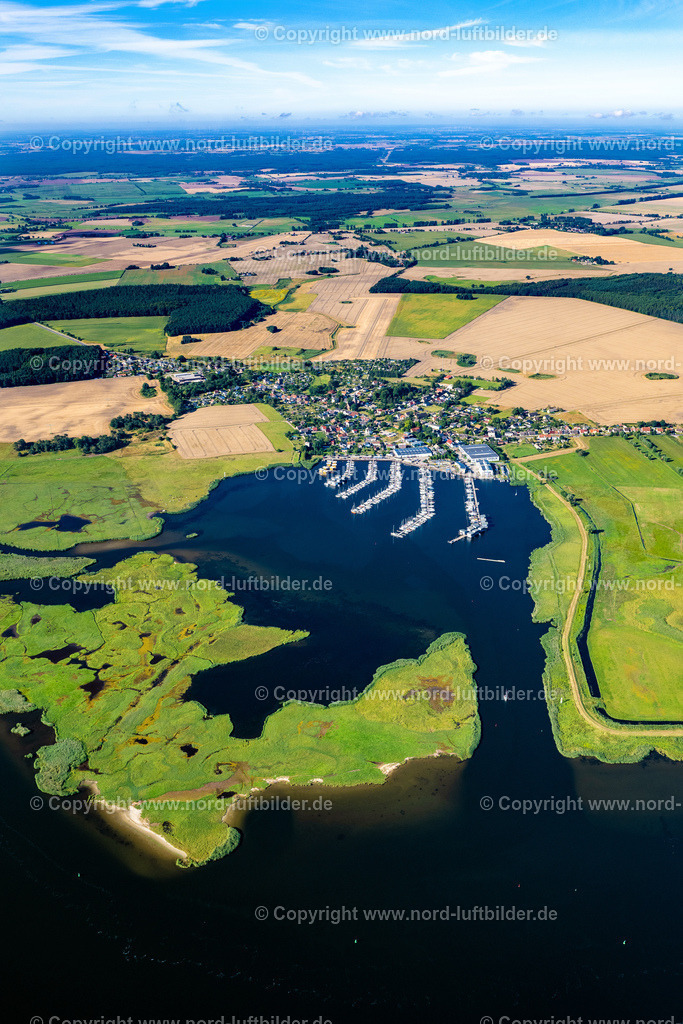 Kröslin_ELS_7435100822 | KRöSLIN 10.08.2022 Yachthafen mit Sportboot- Anlegestellen und Bootsliegeplätzen des BALTIC SEA RESORT am Uferbereich des Krössliner See an der Hafenstraße in Kröslin im Bundesland Mecklenburg-Vorpommern, Deutschland. Weiterführende Informationen bei: Gemeinde Kröslin,  Marina Kröslin GmbH. // Pleasure boat marina with docks and moorings on the shore area of BALTIC SEA RESORT of Kroessliner See on street Hafenstrasse in Kroeslin in the state Mecklenburg - Western Pomerania, Germany. Further information at: Gemeinde Kroeslin,  Marina Kroeslin GmbH. Foto: Martin Elsen