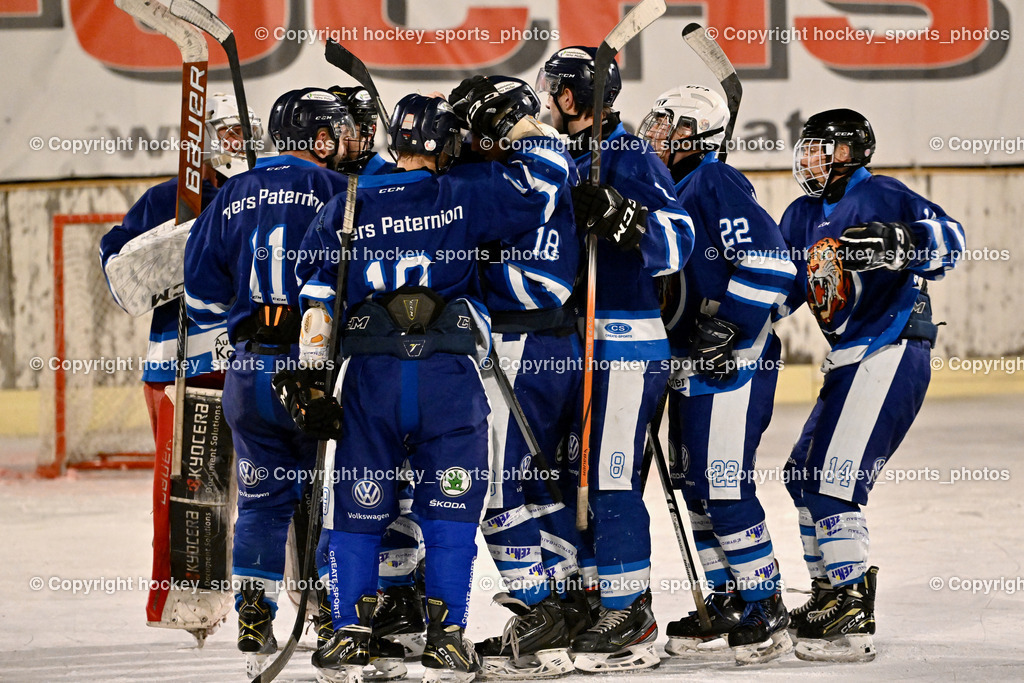 ELV Zauchen vs. EC Tigers Paternion  | #22 Neuschitzer Nino EC Tigers Paternion, #14 Tschurnig Daniel EC Tigers Paternion, #8 Ortner Sandro EC Tigers Paternion, Jubel EC Tigers Paternion Mannschaft, #9 Gratzer Julian EC Tigers Paternion, #21 Lesacher Jürgen EC Tigers Paternion, #11 Ott Marcel EC Tigers Paternion, #18 Kampitsch Andreas EC Tigers Paternion, ELV Zauchen vs. EC Tigers Paternion , ELV Zauchen vs. EC Tigers Paternion  am 02.01.2025 in Eisoval Zauchen (Stadthalle Villach), Austria, (Photo by Bernd Stefan)