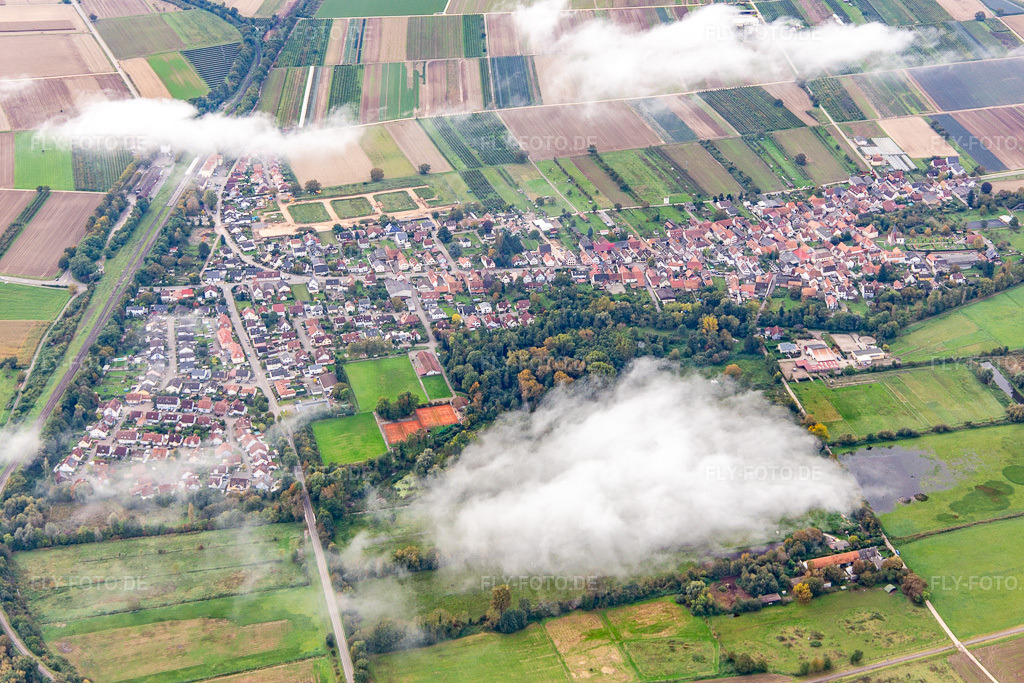 Luftbild: Ortschaft unter herbstlichen Wolken in Winden im Bundesland Rheinland-Pfalz in Deutschland. Foto: IMG_143692.jpg vom 12.10.2024 durch Werner Riehm/FLY-FOTO.de