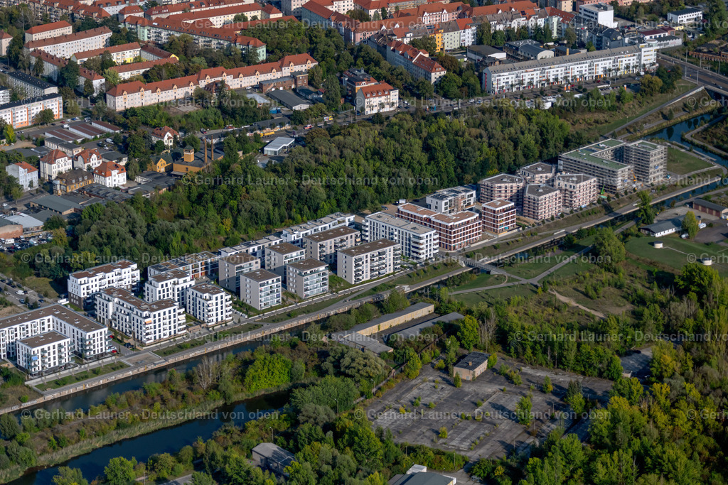 4040193 | LEIPZIG 14.09.2020 Wohngebiet einer Mehrfamilienhaussiedlung am Ufer- und Flußverlauf des Saale-Leipzig-Kanal am Lindenauer Hafen an der Hafenstraße im Ortsteil Schönau in Leipzig im Bundesland Sachsen, Deutschland. Weiterführende Informationen bei: Lindenauer Hafen. // Residential area of a multi-family house settlement on the bank and river of Saale-Leipzig-Kanal at Lindenauer Hafen on Hafenstrasse in the district Schoenau in Leipzig in the state Saxony, Germany. Further information at: Lindenauer Hafen. Foto: Gerhard Launer