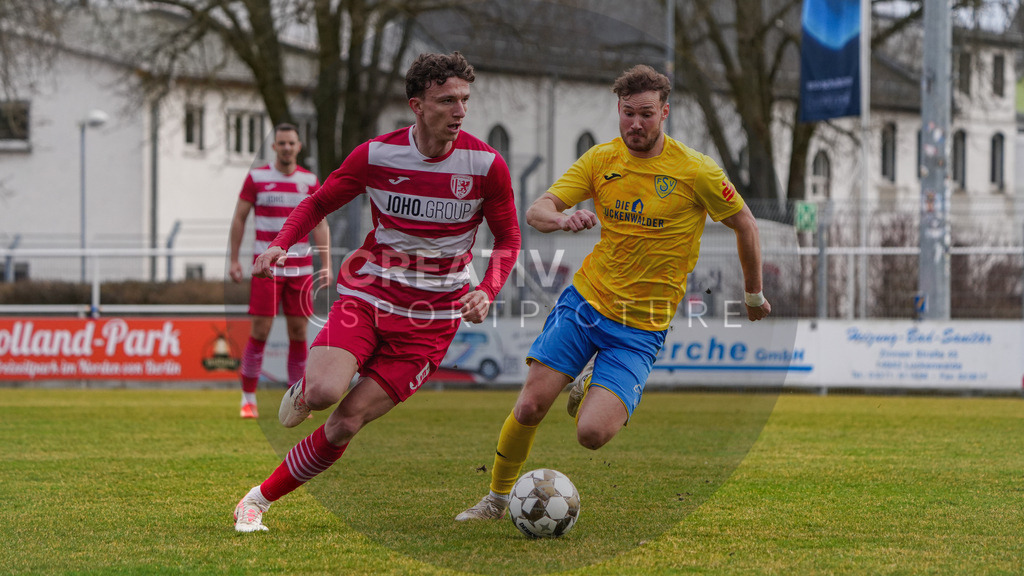 Fußball, Herren, Saison 2025/2026, Regionalliga Nordost, 26. Spieltag, FSV 63 Luckenwalde vs. Greifswalder FC, Samstag 14.03.2026, Werner-Seelenbinder-Stadion Luckenwalde, | Fußball, Herren, Saison 2025/2026, Regionalliga Nordost, 26. Spieltag, FSV 63 Luckenwalde vs. Greifswalder FC, Samstag 14.03.2026, Werner-Seelenbinder-Stadion Luckenwalde, Im Bild: David Voigt (l. Greifswald) und Phil Butendeich (r. Luckenwalde) - Realisiert mit Pictrs.com