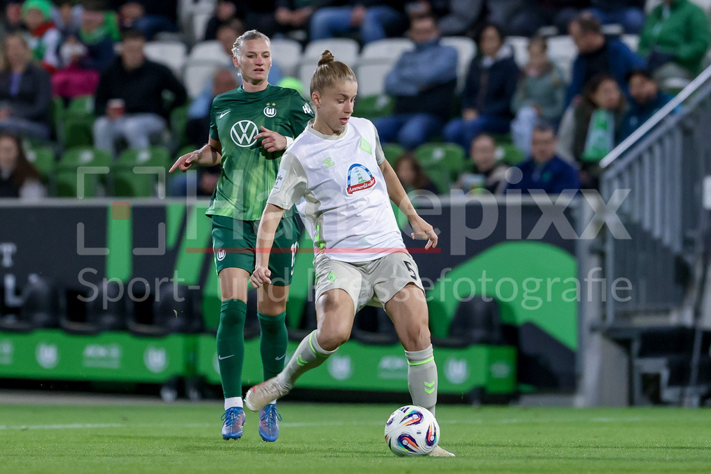 Fussball, Google Pixel Frauen-Bundesliga, VfL Wolfsburg - SV Werder Bremen | Michelle Ulbrich (SV Werder Bremen, 5) am Ball, Einzelbild, Ganzkörper, Aktion, Action, Spielszene, DIE DFB-RICHTLINIEN UNTERSAGEN JEGLICHE NUTZUNG VON FOTOS ALS SEQUENZBILDER UND/ODER VIDEOÄHNLICHE FOTOSTRECKEN. DFB REGULATIONS PROHIBIT ANY USE OF PHOTOGRAPHS AS IMAGE SEQUENCES AND/OR QUASI-VIDEO.