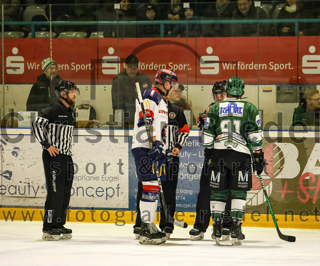 2024-01-05_076_TSV_Erding_gegen_VfE_Ulm-Neu-Ulm | Erding, Deutschland, 05.01.2024:
Eishockey, Bayernliga Vorrunde 2023 / 2024, 22. Spieltag, TSV Erding gegen VfE Ulm/Neu-Ulm, Endergebnis: 7:6

Simon Klinger (VfE Ulm/Neu-Ulm e. V., #67), Rudolf Lorenz (Erding Gladiators, #91)

Foto: Christian Riedel / fotografie-riedel.net