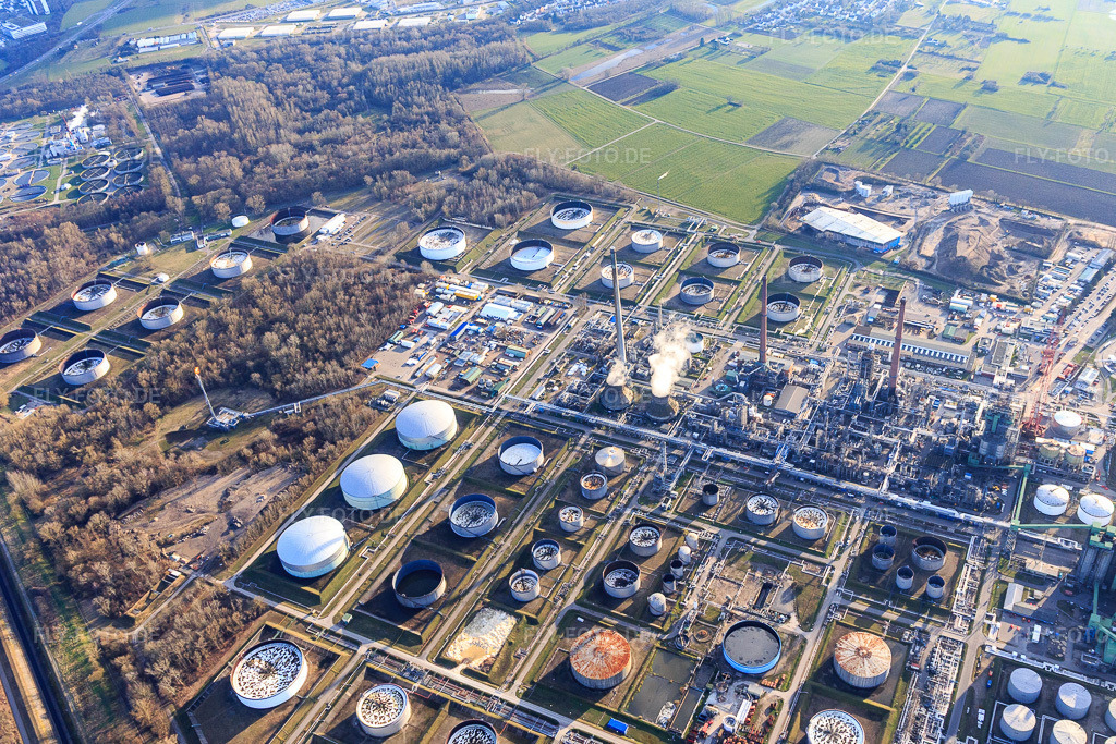 Luftbild: Tanks und Schornsteine der Öl-Raffinerie MIRO im Ortsteil Knielingen in Karlsruhe im Bundesland Baden-Württemberg in Deutschland. Foto: IMG_104801.jpg vom 16.02.2018 durch Werner Riehm/FLY-FOTO.de