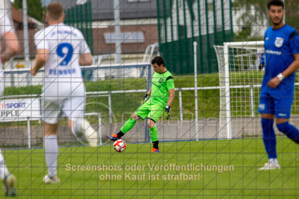20250529_174008_0152 | #,  VfL Kirchheim (blau) vs. 1.FC Eislingen (weiß), Fußball, Bezirkspokal Finale - Bezirk Neckar/Fils, 2024/2025, Rasenplatz VfL Stadion Kirchheim, Jesinger Straße 105, 73230 Kirchheim, 29.05.2025 - 16:30 Uhr,Foto: PhotoPeet-Sportfotografie/Peter Harich