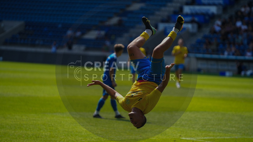 Fußball, Herren, Saison 2025/2026, Regionalliga Nordost, 3. Spieltag, 1.FC Magdeburg II vs. FSV 63 Luckenwalde, Samstag 09.08.2025, Avnet Arena Magdeburg | Fußball, Herren, Saison 2025/2026, Regionalliga Nordost, 3. Spieltag, 1.FC Magdeburg II vs. FSV 63 Luckenwalde, Samstag 09.08.2025, Avnet Arena Magdeburg, Im Bild: Lucas Will (Luckenwalde) jubelt über seinen Treffer zum 0:1. - Realisiert mit Pictrs.com