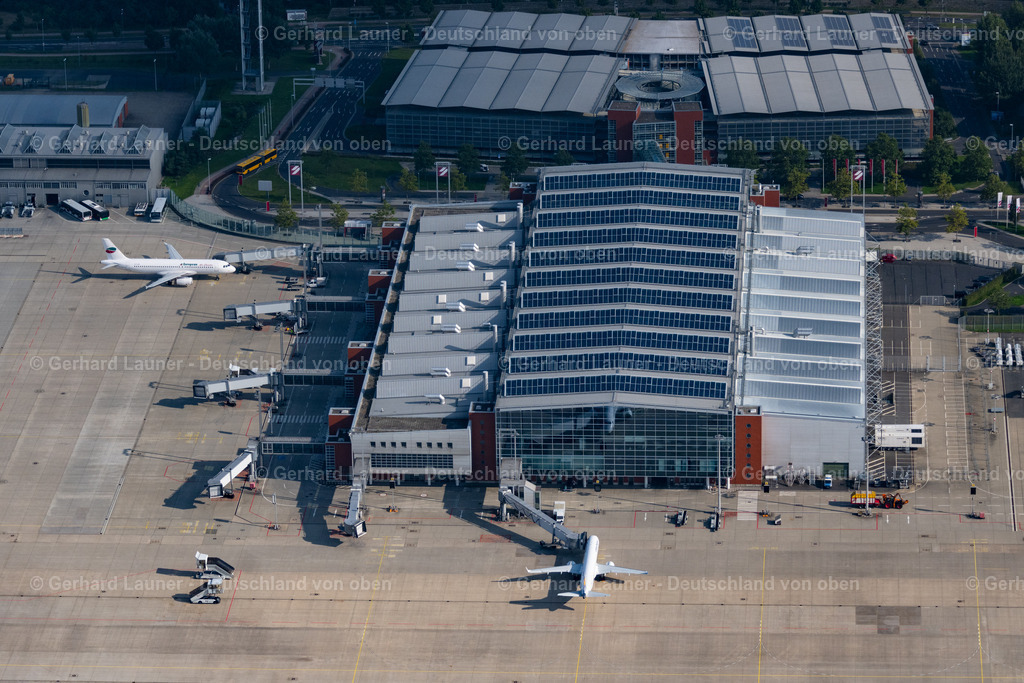 4060970 | DRESDEN 07.09.2021 Abfertigungs- Gebäude und Terminals auf dem Gelände des " Flughafen Dresden " im Ortsteil Klotzsche in Dresden im Bundesland Sachsen, Deutschland. Weiterführende Informationen bei: Flughafen Dresden GmbH. // Dispatch building and terminals on the premises of the airport in the district Klotzsche in Dresden in the state Saxony, Germany. Further information at: Flughafen Dresden GmbH. Foto: Gerhard Launer