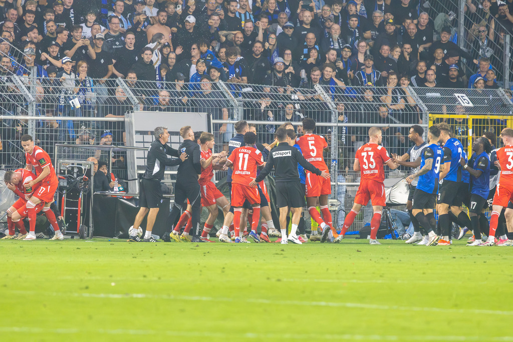 Fußball DFB-Pokal 2026/27, 1. Runde: Waldhof Mannheim gegen 1. FC Kaiserslautern | Fußball DFB-Pokal 2026/27, 1. Runde: Waldhof Mannheim gegen 1. FC Kaiserslautern***Hitzige Rudelbildung zwischen den Spielern beider Mannschaften nach dem Ende der regulären Spielzeit - Realisiert mit Pictrs.com