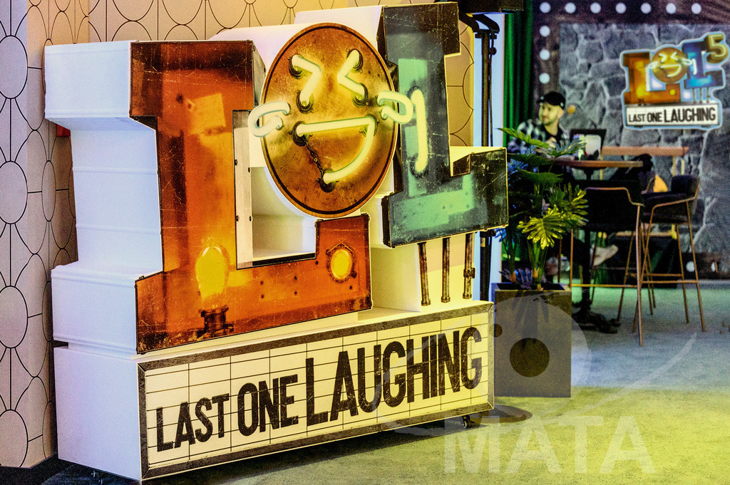 _DWA2048 | LOL Logo bei der Premiere der 5. Staffel der Amazon Prime Video Comedy-Gameshow 'LOL: Last One Laughing' in der Astor Film Lounge. München, 21.03.2024 - Realisiert mit Pictrs.com