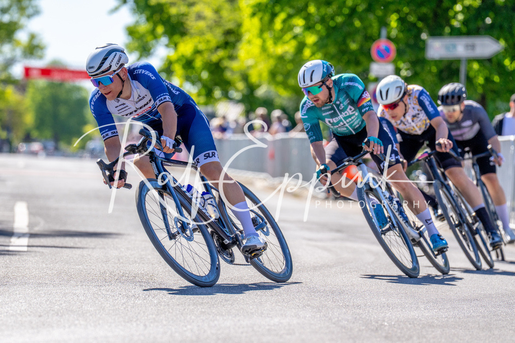 Spurt in den Mai 2026 - Großer Preis der Sparkasse Neuss | Annual one-day road cycling race "Großer Preis der Sparkasse Neuss" held in Büttgen, Germany, organized by VfR Büttgen 1912 e.V. The event features multiple races across all age categories from U11 youth to Elite men. - Realisiert mit Pictrs.com