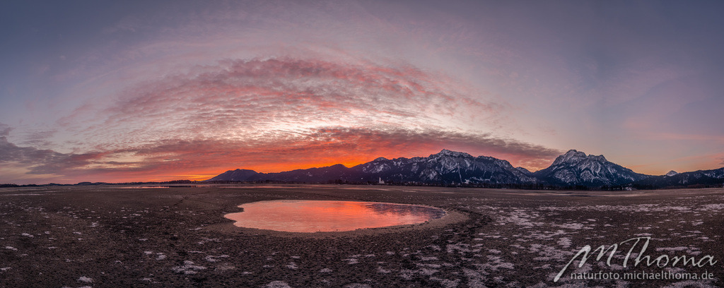 Morgenrot im leeren Forggensee | Dies ist der Online-Shop von naturfoto.michaelthoma.de. Ich bin leidenschaftlicher Naturfotograf und fotografiere von der Andromedagalaxie bis zum Zwergtaucher, von der Ameise bis zum Orionnebel alles was mit Natur zu tun hat. Hier kann eine Auswahl meine - Realisiert mit Pictrs.com