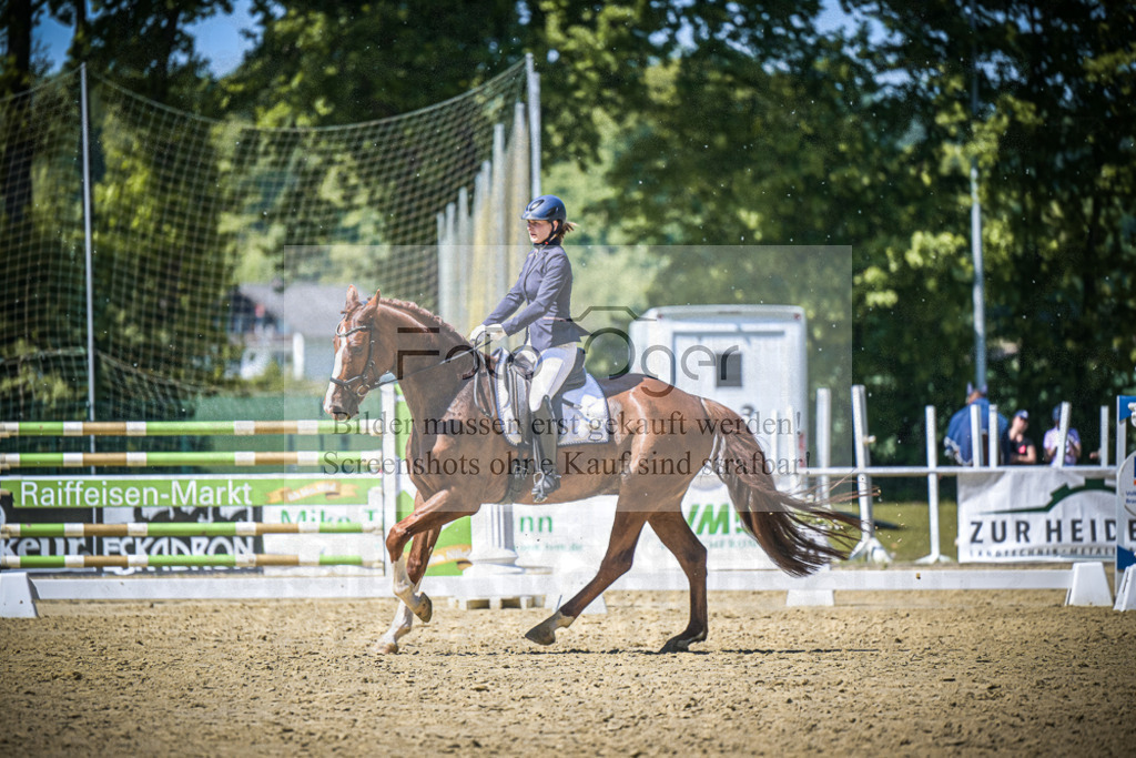 DOS_7747 | Entdecke hochwertige Reitturnierfotos von Foto Oger. Professionell, emotional und authentisch – jetzt Lieblingsmomente im Shop bestellen.Deutschlandweite Turnierfotografie. - Realisiert mit Pictrs.com