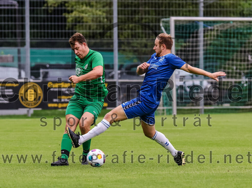 2023-08-04_021_FC_Forstern_gegen_FC_Langengeisling_II | Forstern, Deutschland, 04.08.2023:
Fußball, Kreisklasse 2023 / 2024, 1. Spieltag, FC Forstern gegen FC Langengeisling II, Endergebnis: 2:1

Michael Simon (FC Forstern, #8), Kilian Kaiser (FC Langengeisling, #14)

Foto: Christian Riedel / fotografie-riedel.net
