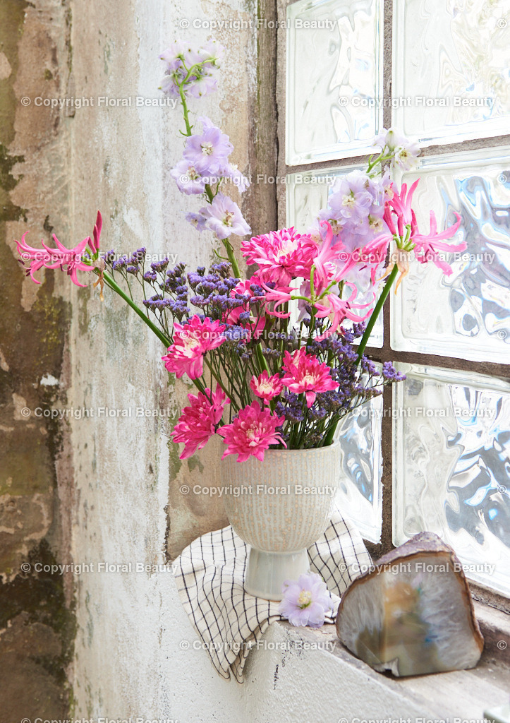 Wandbild Pinker Strauß am Fenster | Wandbild pinke und violette Blumen auf shabby Fensterbank - Realized with Pictrs.com
