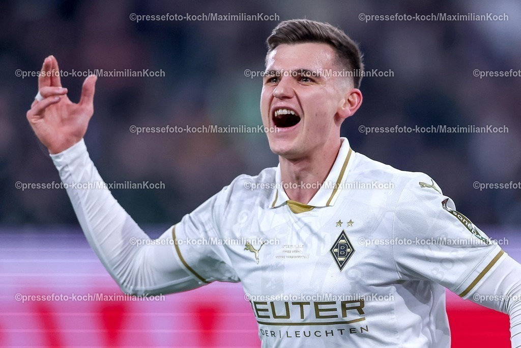 BMG07022601027 | 07.02.2026, Fußball, Borussia Mönchengladbach - Bayer 04 Leverkusen, 1. Fußball Bundesliga, 21.Spieltag, Borussia-Park, Saison 2025 2026: Torjubel nach dem Tor zum 1:0 durch Torschütze Yannik Engelhardt&nbsp;(Borussia Mönchengladbach #06)    DFB regulations prohibit any use of photographs as image sequences and or quasi-video.