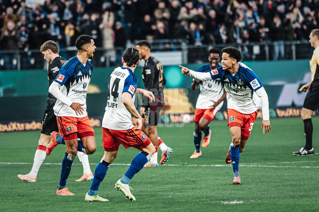 Fußball | Männer | Saison 2025/2026 | 1. Fußball-Bundesliga | 12. Spieltag | Hamburger SV vs. VfB Stuttgart | 30.11.2025 | v.l. Torschütze Robert Glatzel (#9, HSV), Rayan Philippe (#14, HSV) und Alexander Rössing-Lelesiit (#38, HSV) Jubel