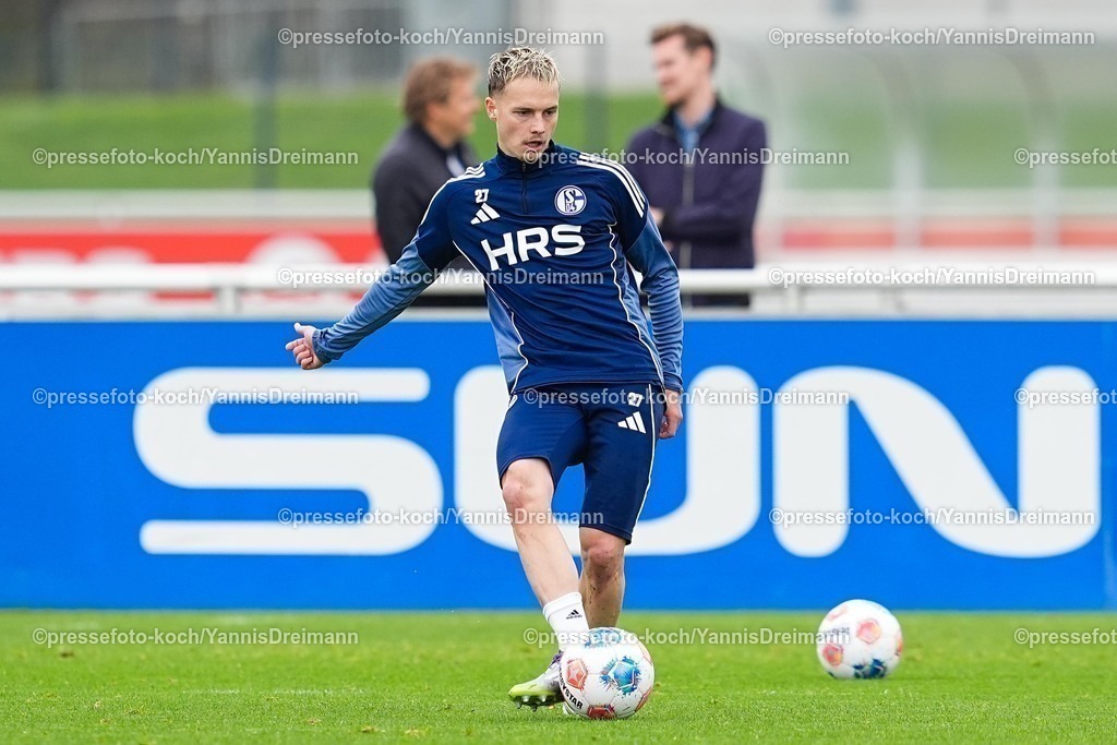 xYDR08102501065 | 08.10.2025, xydrx, Fußball, Öffentliches Training FC Schalke 04: Finn Porath (FC Schalke 04 #27)