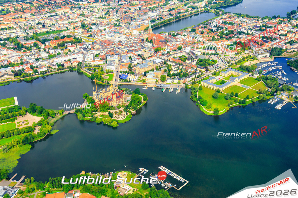 Die Luftaufnahme der Stadt Schwerin wurde vom UL-Flugzeug heraus erstellt ( keine Drohne )- hohe Auflösung für beste Qualität