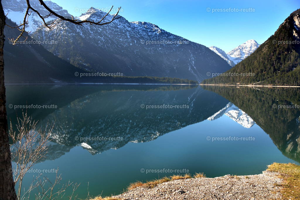 welltvi-BDB-Plansee-Fruehjahr_18032020-WTV_2657 | Info aus dem Bezirk Reutte/Ausserfern Tirol sowie eine umfangreiche Bilddatenbank über die gesamte Region: Lechtal, Talkessel Reutte, Tannheimertal, Zwischentoren. Lech, Plansee, Zugspitze, Grenztunnel, B179, Fernpassstraße, Verkehr, Lawinen, Tradition, - Realisiert mit Pictrs.com