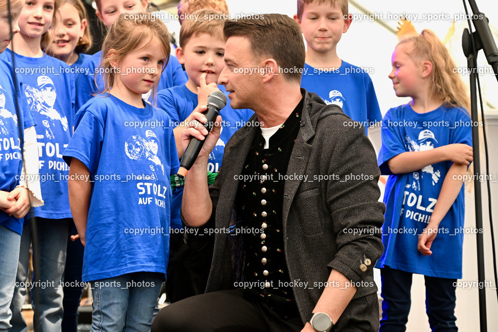 Empfang Daniel Tschofenig | Moderator Marco Ventre, Kinder sagen für Daniel Tschofenig, Empfang Daniel Tschofenig, Empfang Daniel Tschofenig am 10.05.2025 in Hohenthurn (Mehrzweckhaus Hohenthuurn), Austria, (Photo by Bernd Stefan)